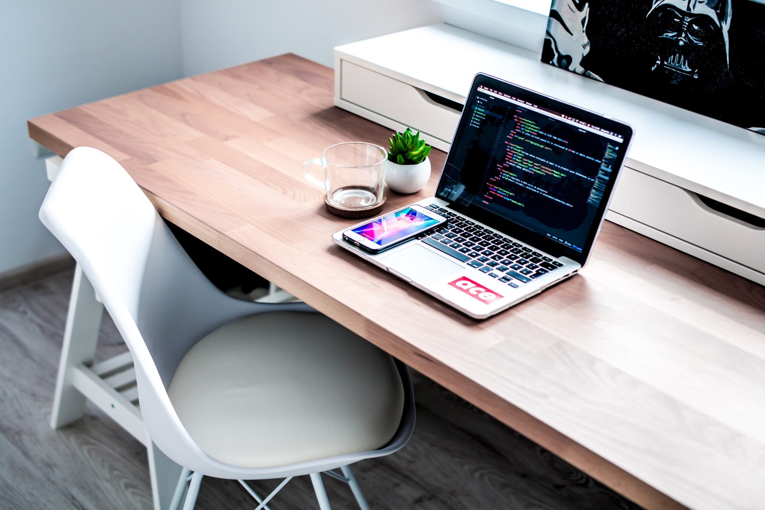 Minimalist Desks for Productive Simplicity